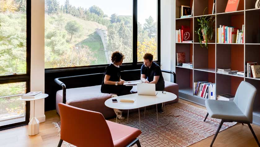 Maintaining and building a large network in a coworking space full of likeminded entrepreneurs